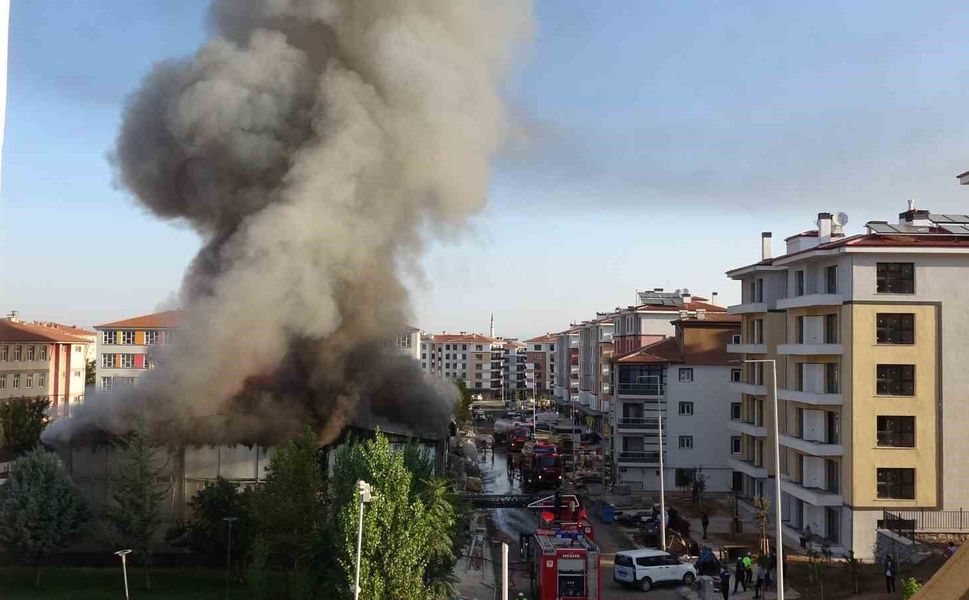 İşçilerin kaldığı yatakhanede korkutan yangın