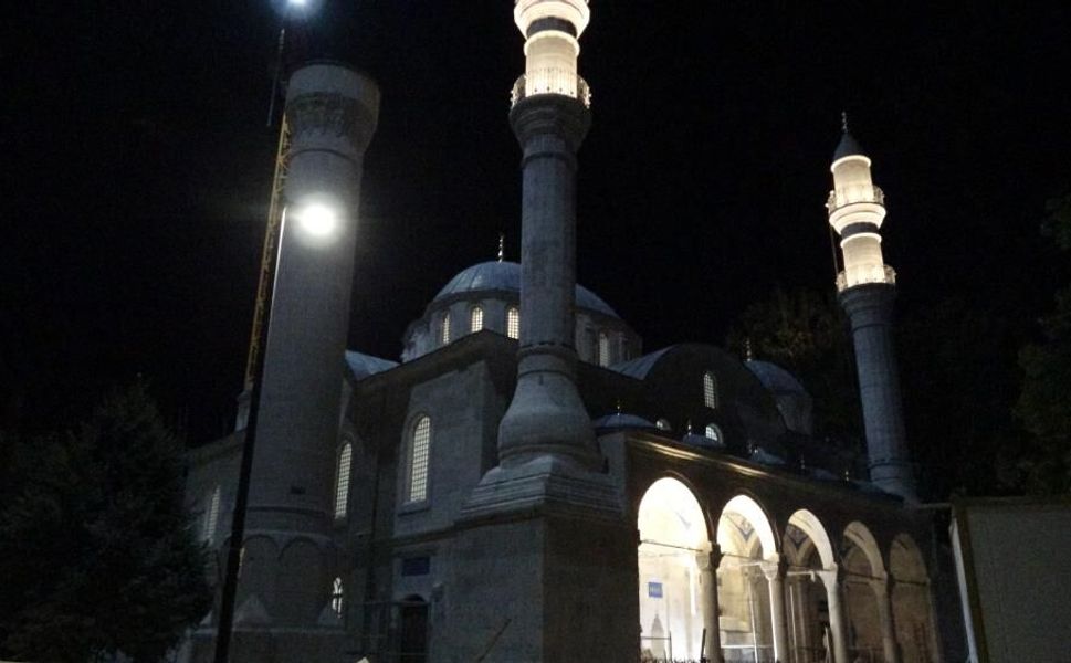 Yıkılan Yeni Cami Yeniden Yükseliyor: Işıkları Yandı