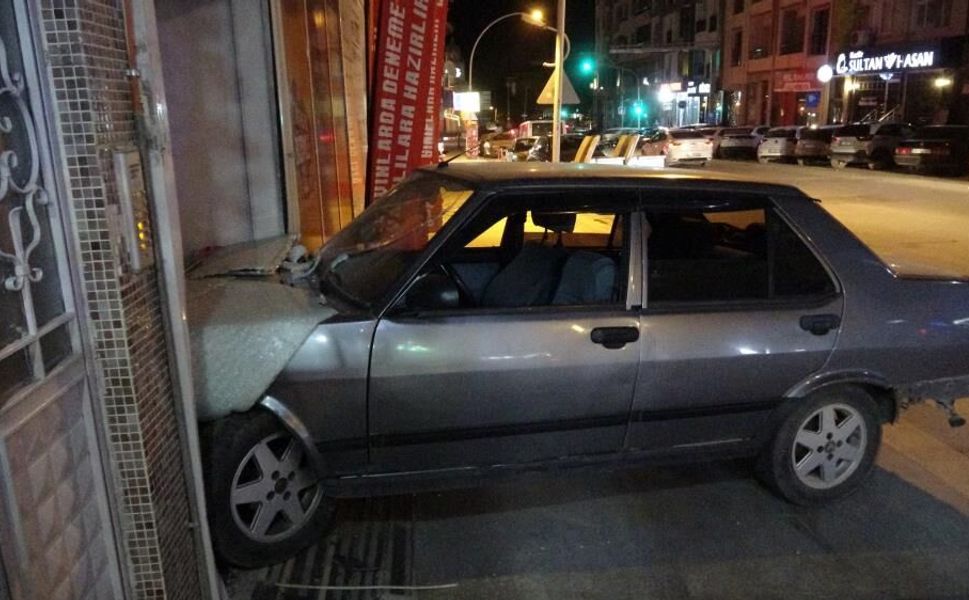 Kontrolden Çıkan Otomobil Dershaneye Daldı