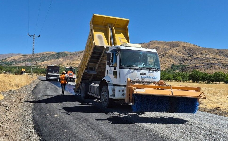 Ulaşım Atağı: 20 Kilometrelik Grup Yolunda Asfalt Çalışması
