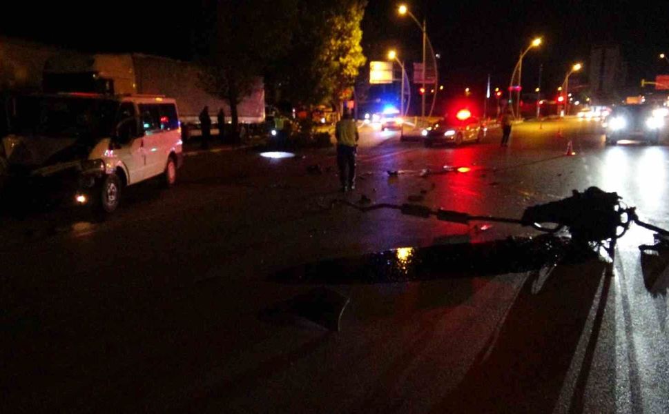 Kontrolden Çıkan Minibüs Ağaca Çarptı: 2 Yaralı