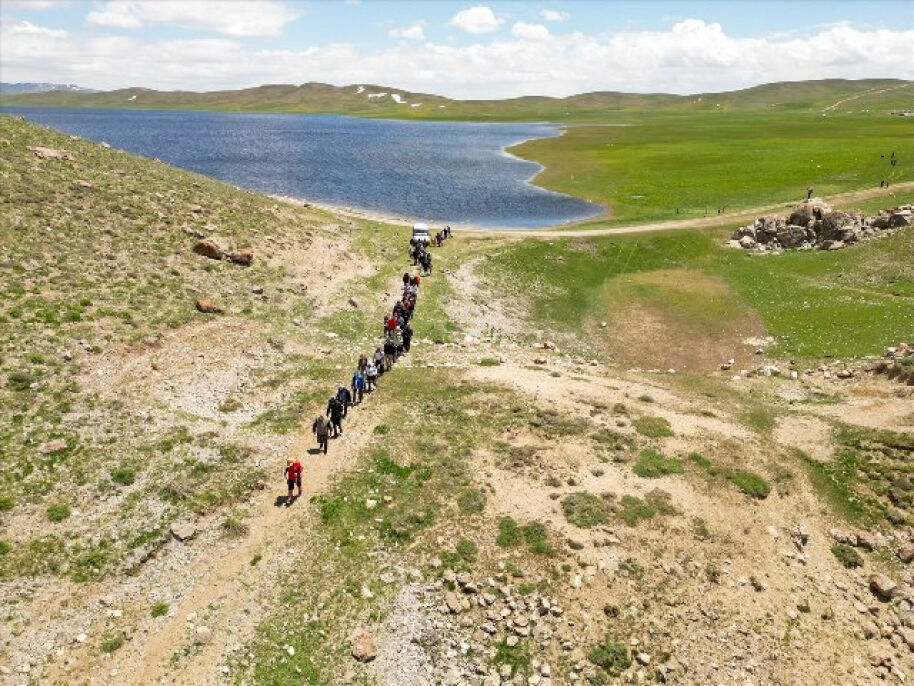 <p>Van'daki yeşille mavinin buluştuğu Keşiş Gölü'nün çevresinde doğa yürüyüşü</p>

<p><i></i></p>
