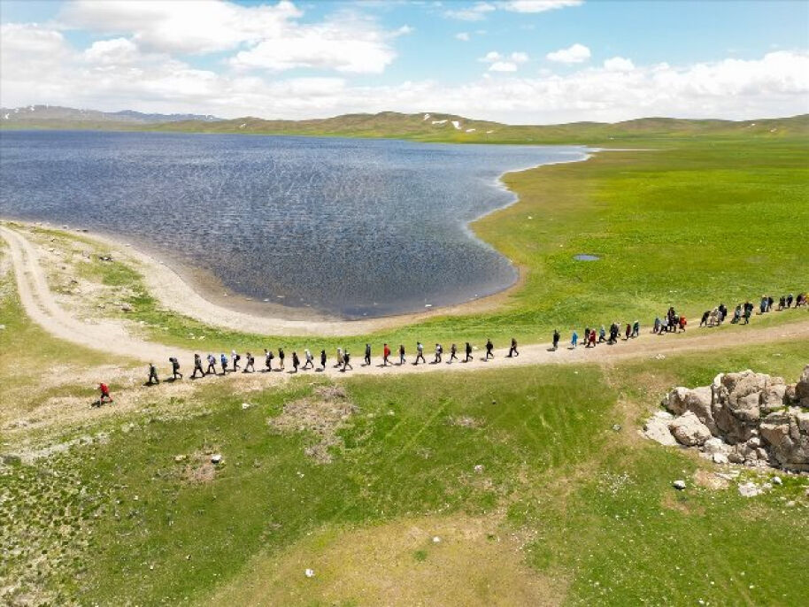 <p>Van'daki yeşille mavinin buluştuğu Keşiş Gölü'nün çevresinde doğa yürüyüşü</p>

<p><i></i></p>
