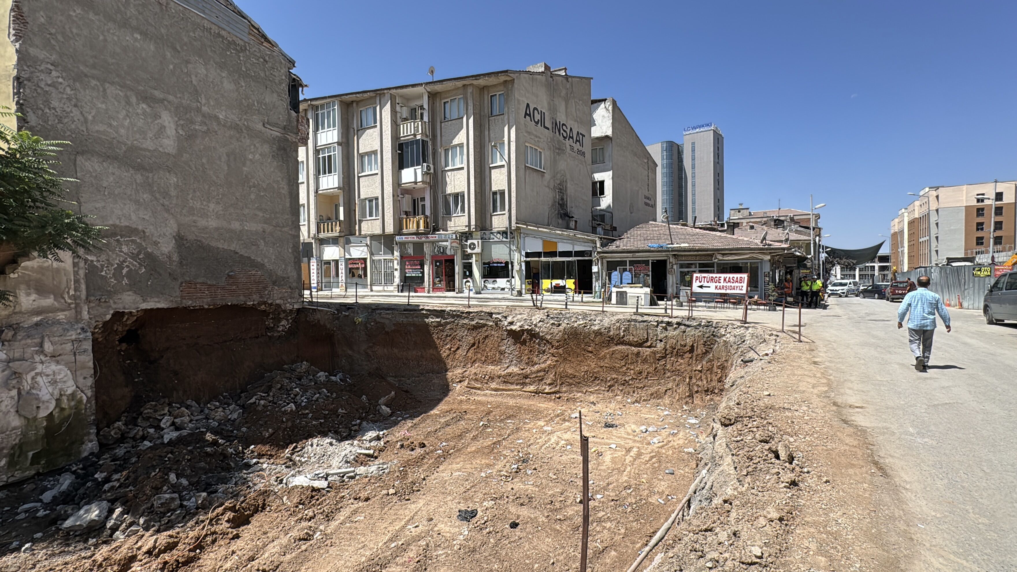 Temel kazısı sırasında hasar olan bina boşaltıldı